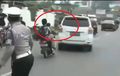 Cuma Bisa Ngos-Ngosan, Pemotor Lolos Dari Polisi Malah Tabrak Buntut Avanza, Keciduk Juga
