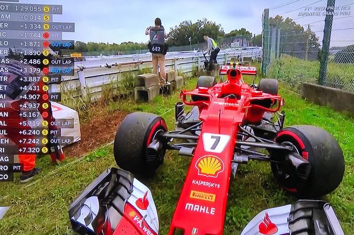 Mobil Ferrari milik Kimi Raikkonen kandas setelah menabrak pembatas sirkuit Suzuka pada latihan bebas ketiga hari Sabtu