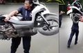 Salut Banget, Video Satpam Bopong Motor Sendirian Pindahkan Motor yang Parkir Sembarangan