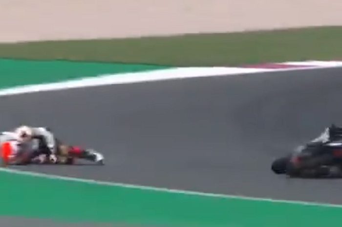 Pembalap Moto3, Albert Arenas mengalami crash cukup keras saat sesi warm up