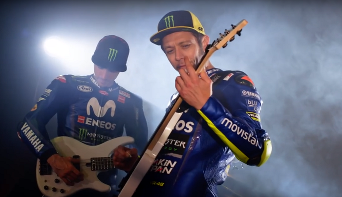 Valentino Rossi dan Maverick Vinales jadi anak band dalam video presentasi Movistar Yamaha 2018