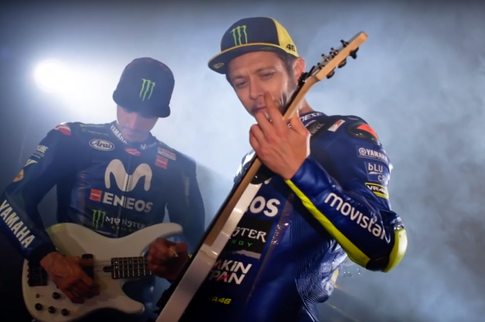 Valentino Rossi dan Maverick Vinales jadi anak band dalam video presentasi Movistar Yamaha 2018