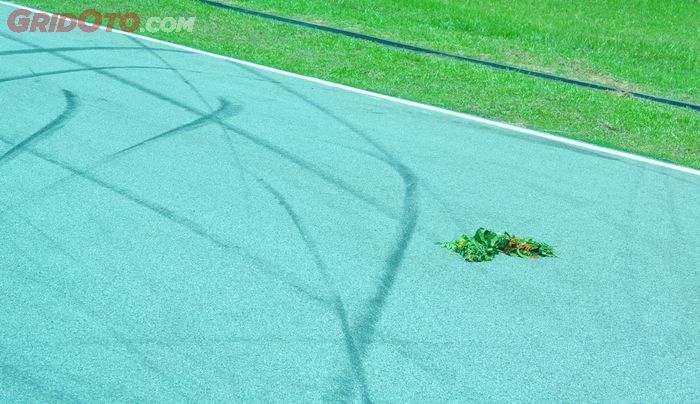 Hari Senin (24/11/2011), GridOto.com diajak berkeliling di sirkuit Sepang, tampak seikat bunga diletakkan di lokasi kecelakaan yang melibatkan banyak pembalap dan membuat Marco Simoncelli mendertita banyak cedera, bekas gesekan motor dan ban masih tampak jelas
