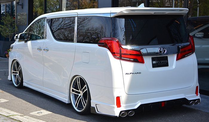 Tampilan belakang modifikasi Toyota Alphard dari M'z Speed