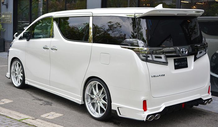 Tampilan belakang Toyota Vellfire garapan M'z Speed