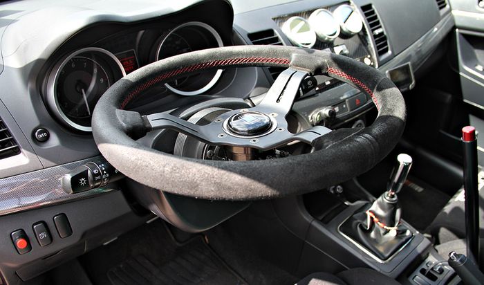 Setir quick realese di kabin modifikasi Mitsubishi Lancer Evo X