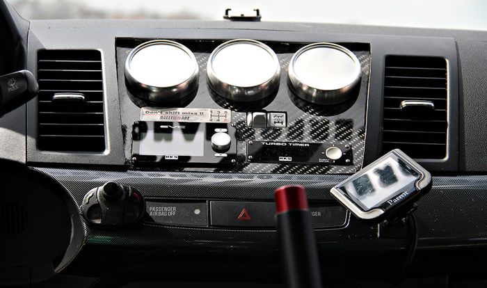 Panel instrumen di kabin modifikasi Mitsubishi Lancer Evo X