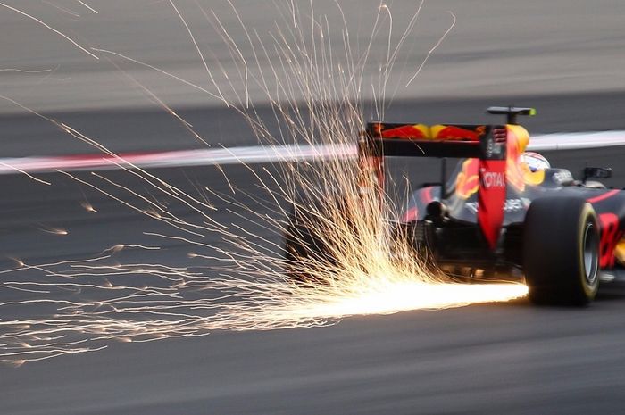 Bunga api keluar dari mobil Max Verstappen