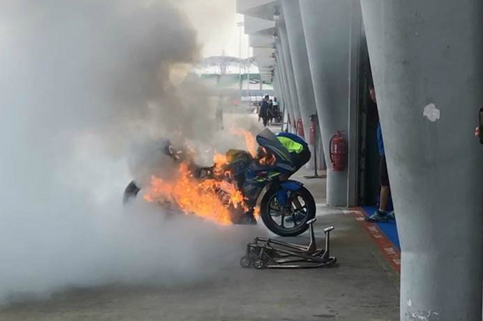 Motor Alex Rins terbakar di Sepang (1/11/2018)