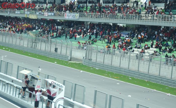 Kecewa karena lama tidak dapat kepastian apakah lomba dilanjutkan, penonton melempari segala macam benda ke dalam sirkuit. Penonton baru bubar setelah satu jam kemudian keluar pengumuman bahwa Marco simoncelli meninggal dunia