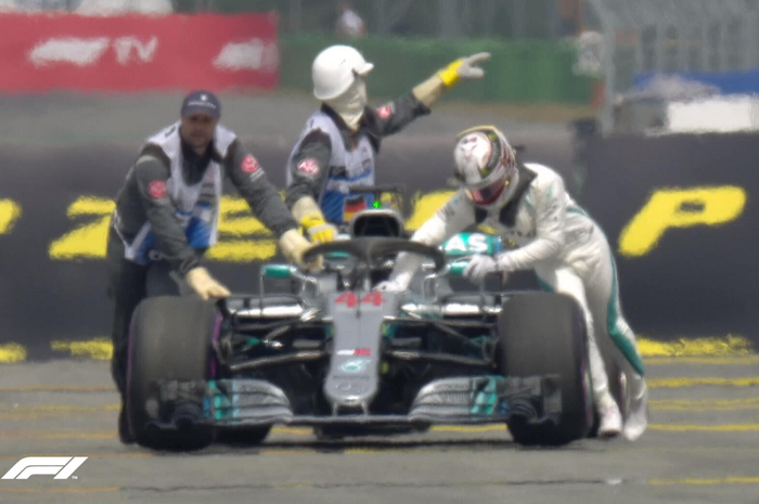 Lewis Hamilton mendorong mobilnya di kualifikasi F1 Jerman 2018