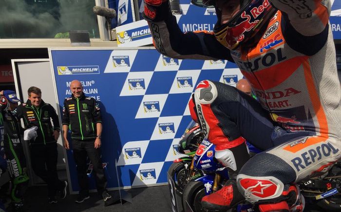 Marc Marquez merayakan kemenangannya di MotoGP Australia 2017
