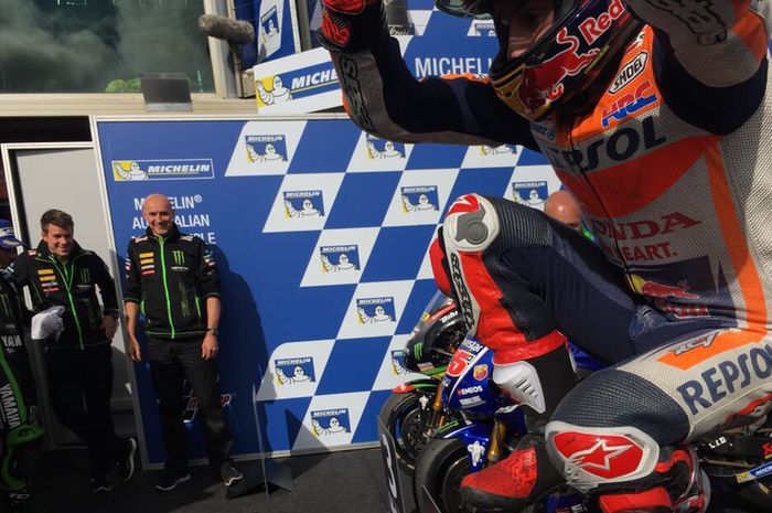Marc Marquez merayakan kemenangannya di MotoGP Australia 2017