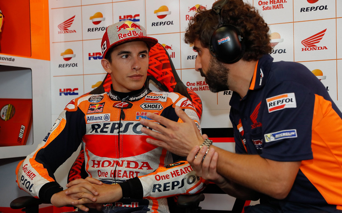 Marc Marquez bersama kepala mekaniknya, Santi Hernandez
