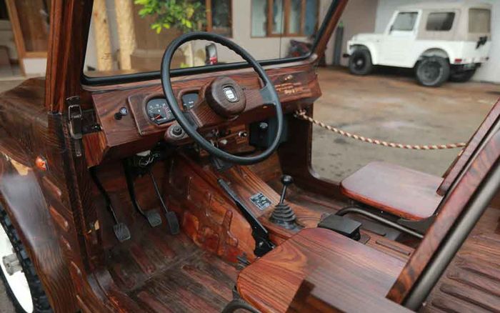 Semua bagian mobil ini tidak luput dari aksen kayu