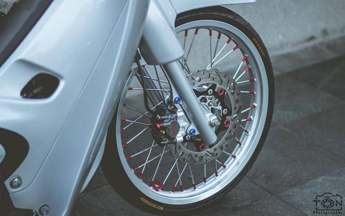 Cakram dari BrakeTech dan kaliper Brembo