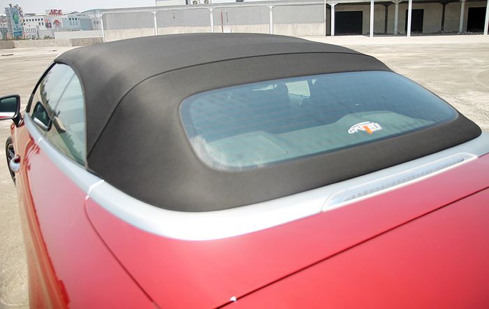 Mercedes-Benz AMG C43 2017. Atap berbahan fabric yang mewah