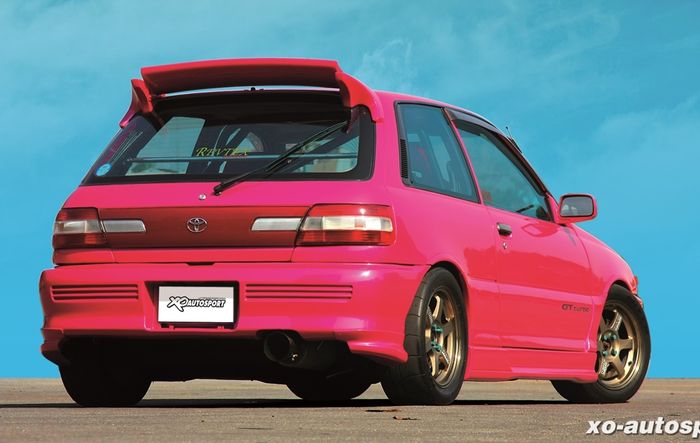 Tampilan belakang modifikasi Toyota Starlet GT Turbo berkelir pink