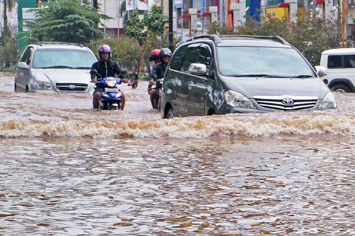 Motor dan mobil terabas banjir