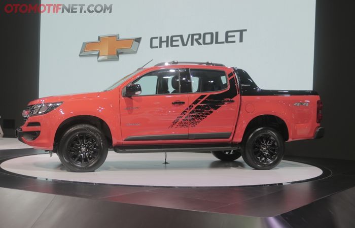 Chevrolet Colorado High Country Storm dengan warna orange crush