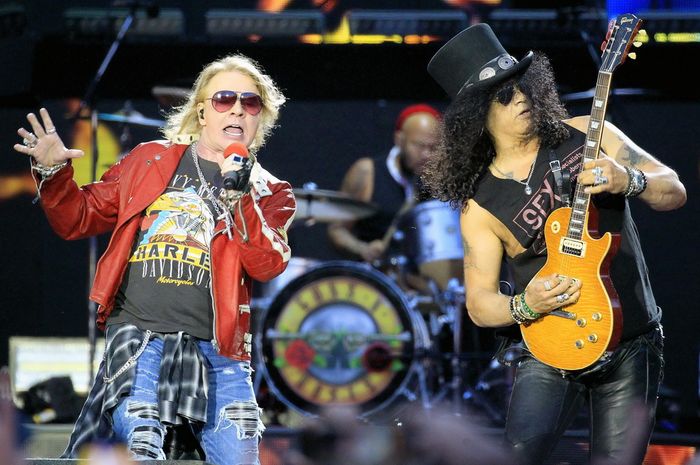 Slash (kanan) dan Axl Rose dua pentolan grup band Guns N' Roses