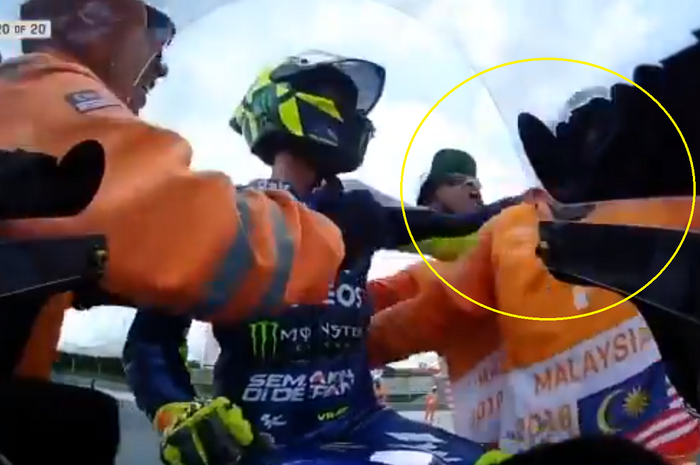 Valentino Rossi toyor marshal yang ngajakin selfie di MotoGP Malaysia