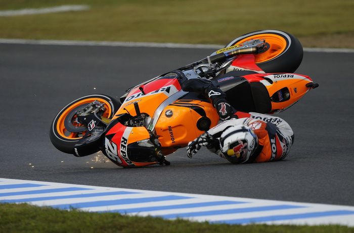 Pedrosa kecelakaan di MotoGP Jepang 2010, mengakibatkan tulang selangkanya retak
