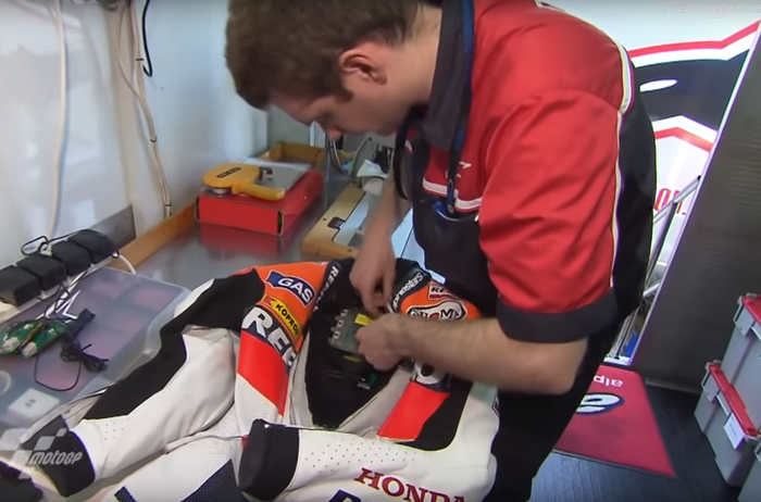 Wearpack pembalap Repsol Honda sedang diperiksa oleh teknisi