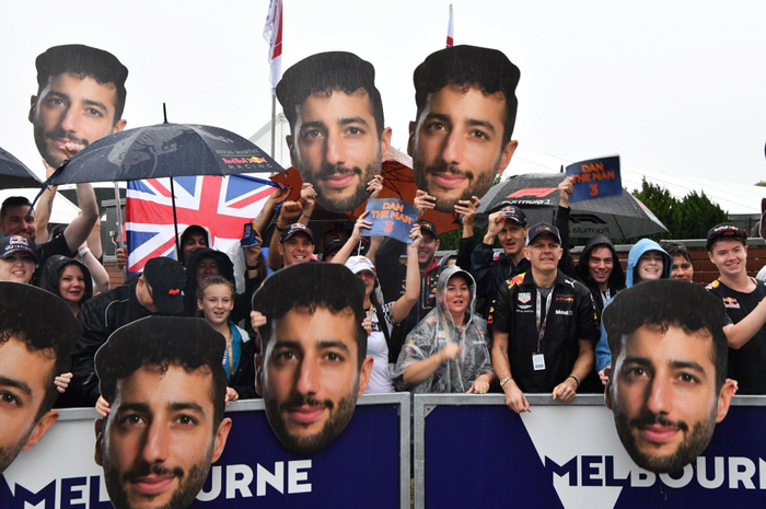Penampakan fans Daniel Ricciardo yang membawa banyak gambar wajah sang idola d GP F1 Australia 2018
