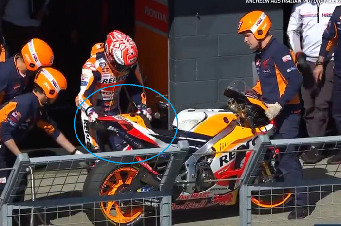 Marc Marquez memegang motornya yang rusak usai tabrakan di MotoGP Australia