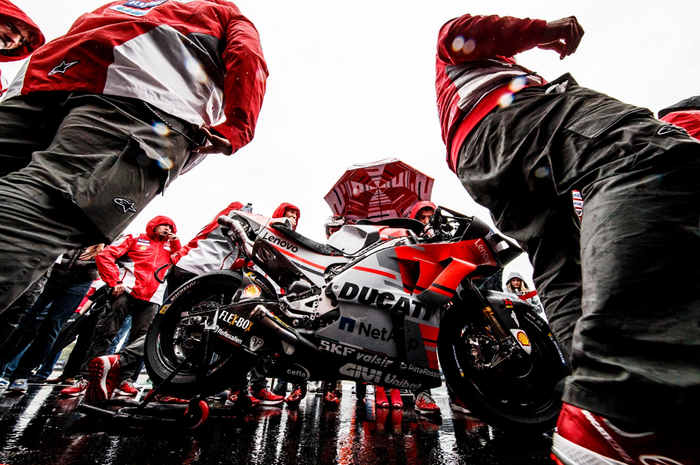 Desmosedici Ducati menunggu dimulainya MotoGP Inggris