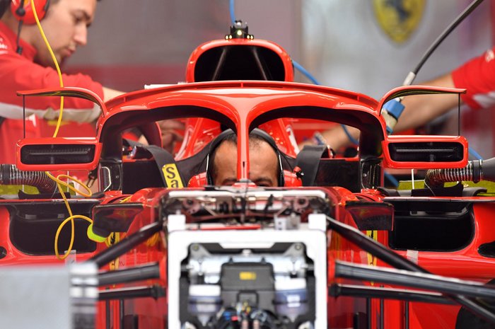 Mobil Ferrari SF71H dengan spion dan winglet menempel di Halo