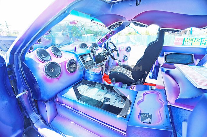 MOdifikasi Honda CR-V 2009. INterior makin sesak oleh speaker dan monitor