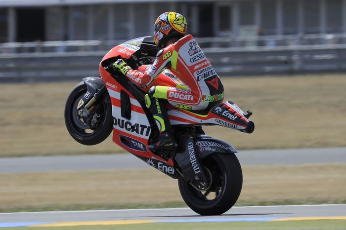 Valentino Rossi di atas Desmosedici GP11