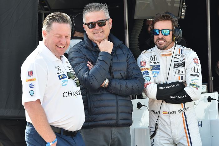 Gil de Ferran (tengah) dengan bos tim McLaren Zak Brown dan Fernando Alonso