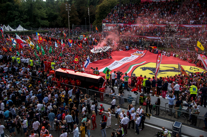 Fans garis keras Ferrari di Monza, Italia