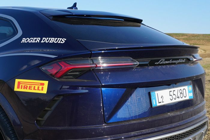Lampu belakang yang juga ciri khas mobil berlambang banteng ini, hadir pada SUV Lamborghini Urus