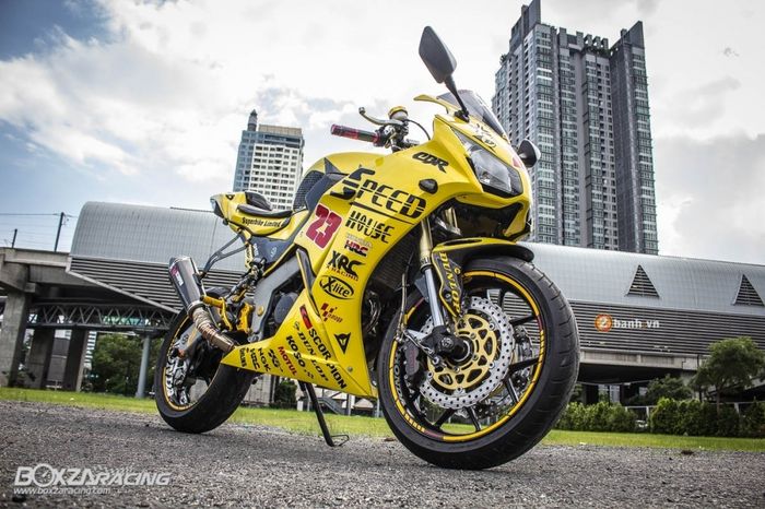 Honda CBR150R ini kelihatan menawan dengan kelir kuningnya