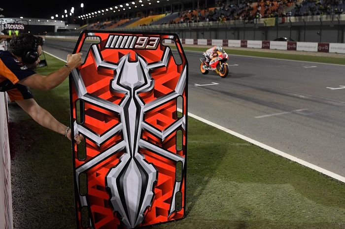 Pitboard, alat komunikasi utama di MotoGP