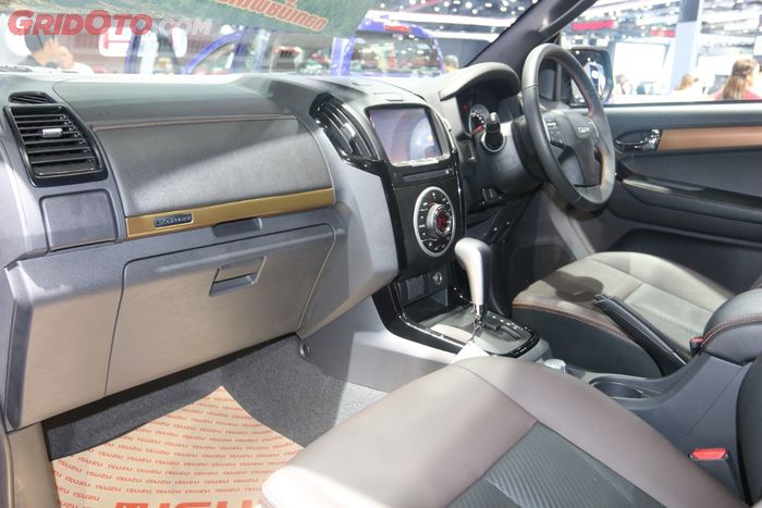 Interior V-Cross Max 4x4 3.0 Ddi Z Prestige