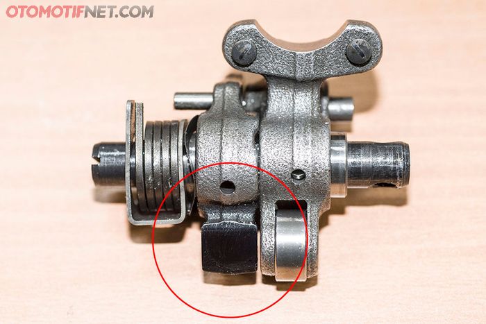 Aplikasi DLC pada rocker arm Yamaha V-Ixion R, tak perlu roller, sudah lebih minim friksi