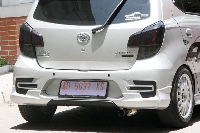 Modifikasi Toyota New Agya TRD 1.2 M/T 2017. Headlamp dan stoplamp dismoke hitam