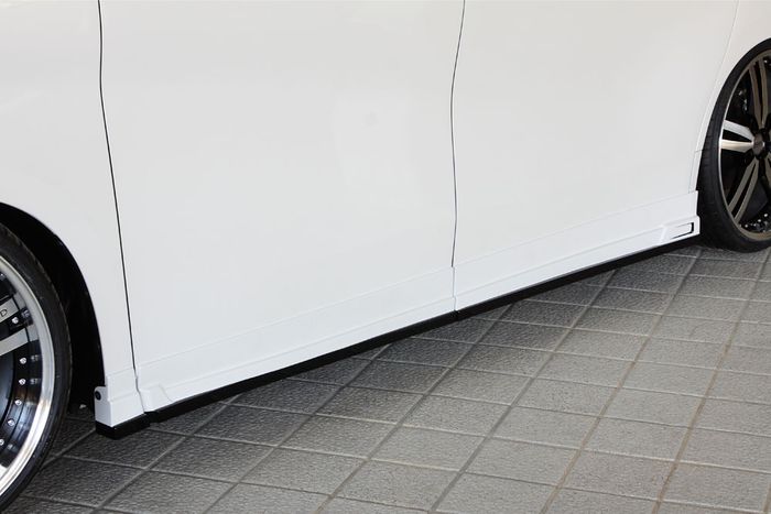 Tampilan samping modifikasi Toyota Alphard dari M'z Speed