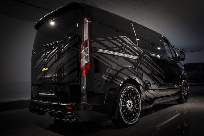 Buritan Ford Transit ubahan gaya Valentino Rossi