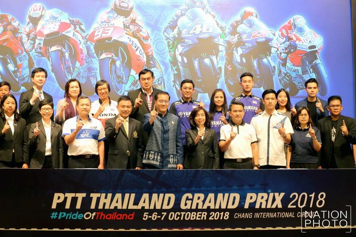 Menteri Pariwisata dan Olahraga Thailand, Weerasak Kowsurat (tengah kemeja biru) dan Tanaisiri Chanvitayarom, managing director Buriram United International Circuit (ketiga dari kanan) saat konferensi pers