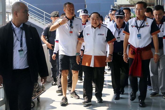 Menteri Pariwisata dan Olahraga Thailand, Weerasak Kowsurat (kanan) bersama pejabat negara Thailand dan pemilik sirkuit Chang saat berkunjung di MotoGP Thailand