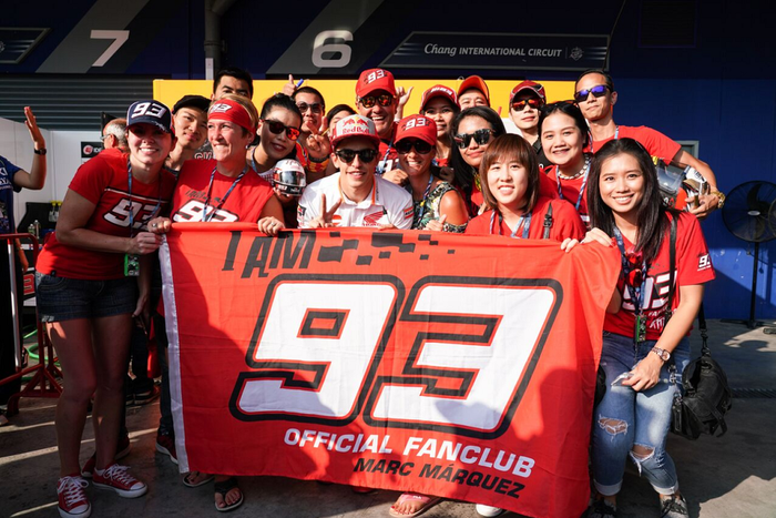 Marc Marquez dan para fans dari Thailand di Buriram