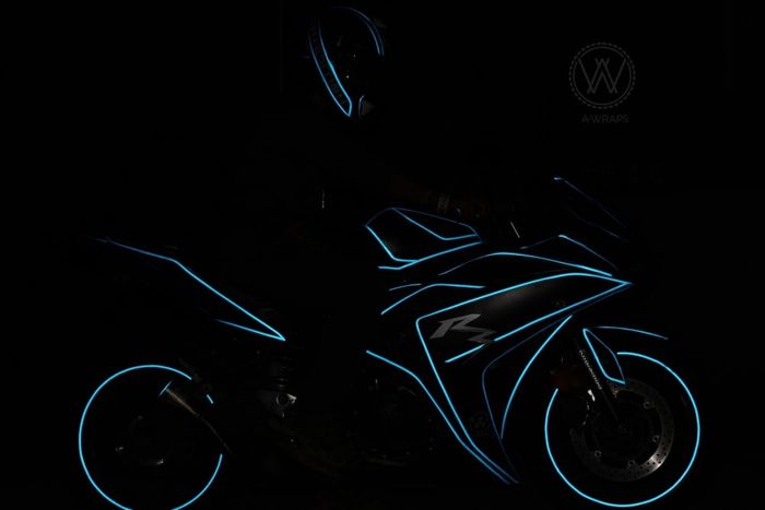 Penampakan stiker glow in the dark pada Yamaha R3 ini