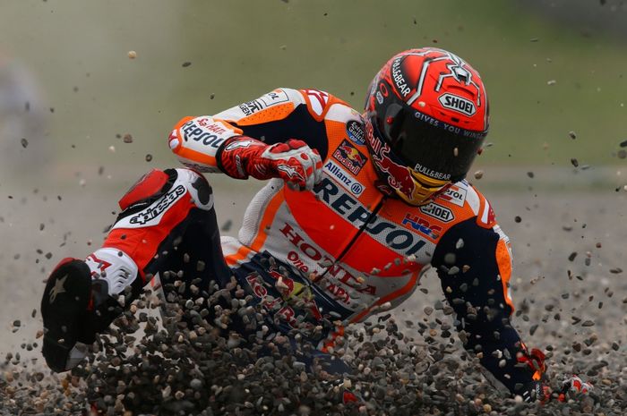 Marc Marquez terjatuh dan terlempar ke gravel