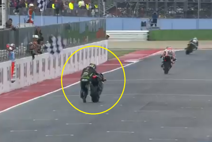 Johann Zarco dorong motornya hingga finis di MotoGP San Marino 2017